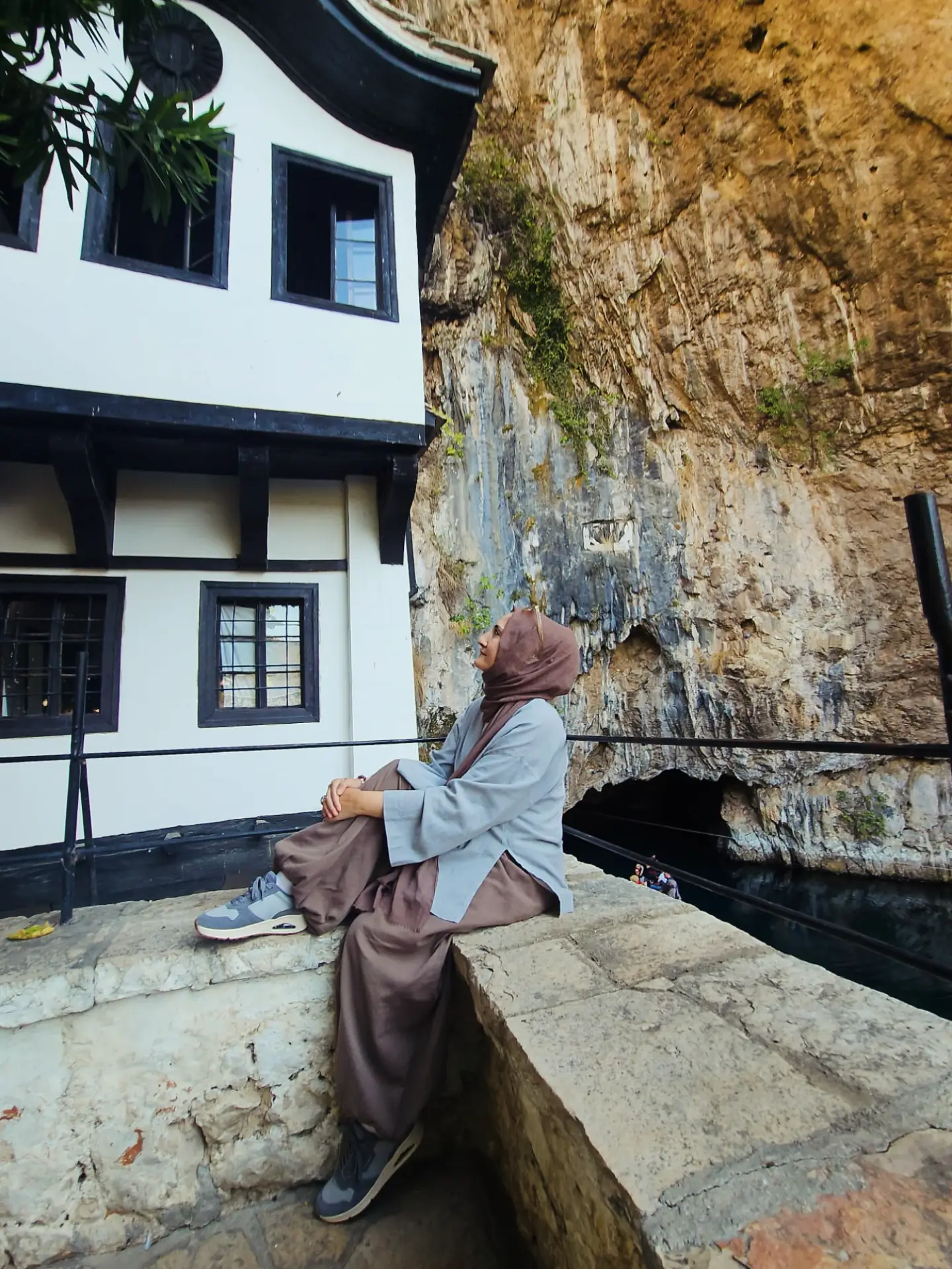 Blagaj Tekkesi’nin beyaz cephesi ve kaya yüzeyi