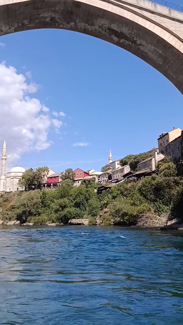 Köprünün altından geçerken taş kemer