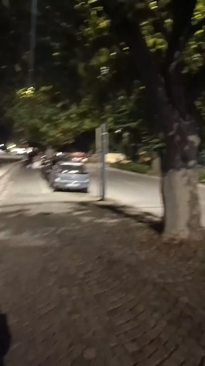 Sokak lambalarının altında yürüyüş