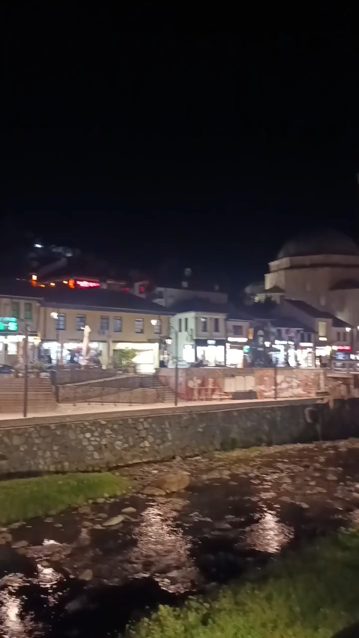 Prizren’de su kıyısı ve akşam ışıkları