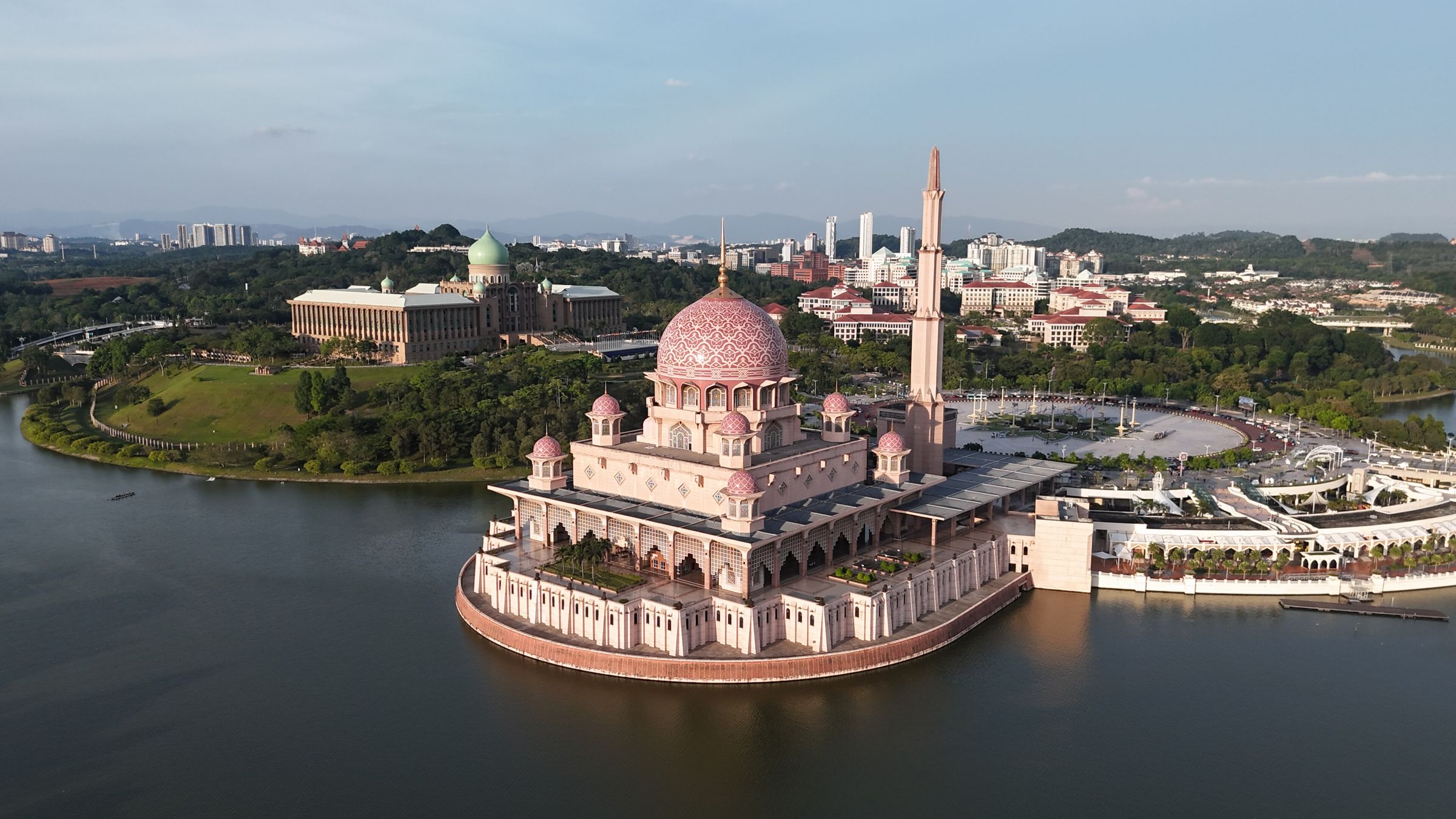 Putrajaya, göl kıyısında Putra Camii
