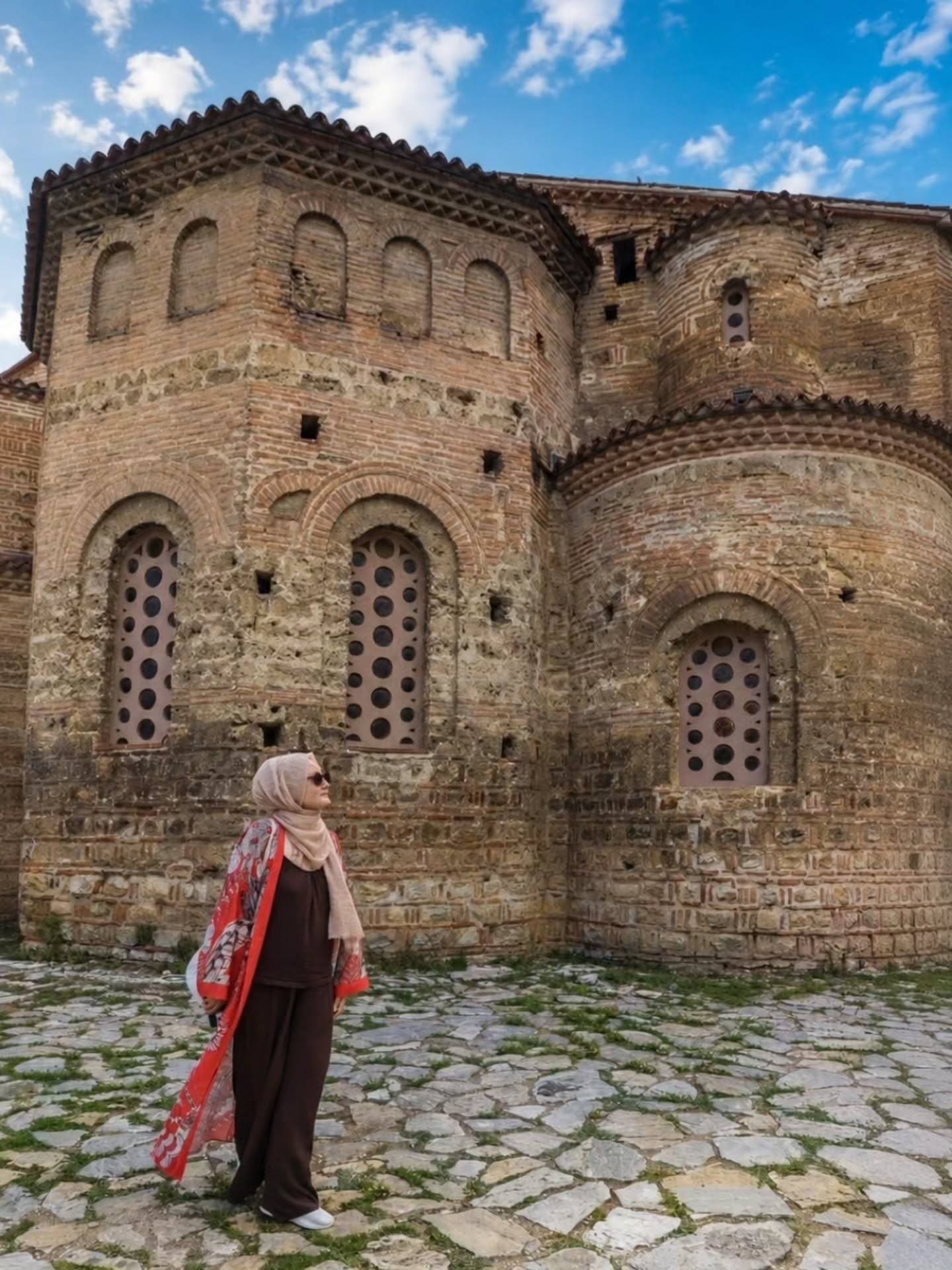 Ohri Aziz Sofya Kilisesi önünde Neslihan
